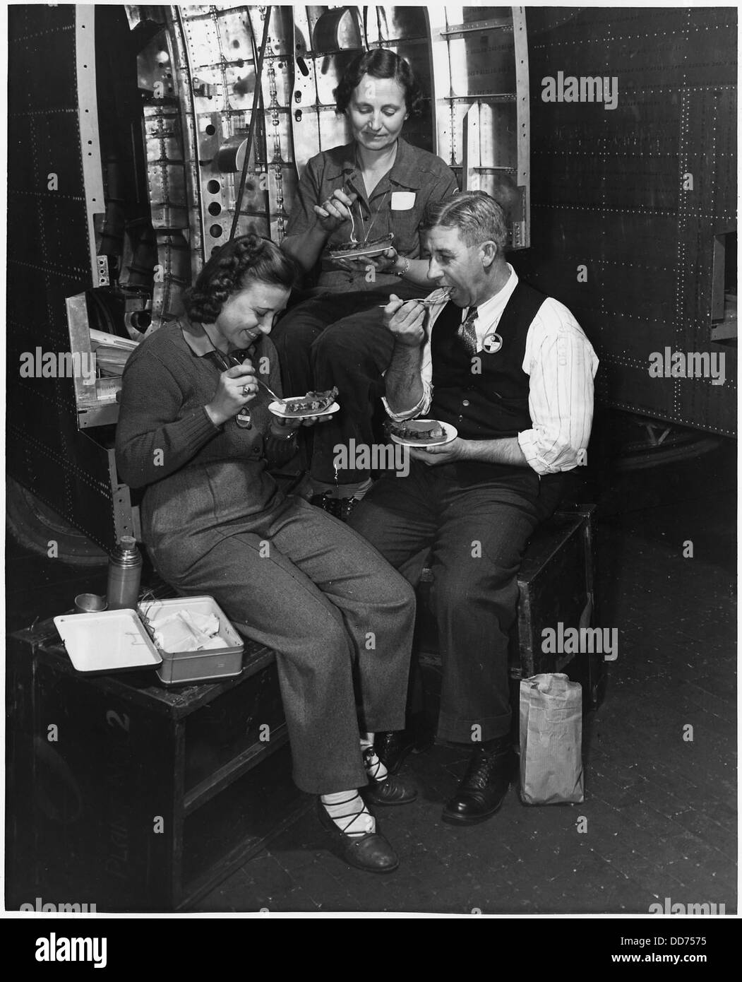 Durante la seconda guerra mondiale, la famiglia Blackwelder scelse di lavorare durante il Ringraziamento per contribuire allo sforzo bellico. Questa immagine mette in evidenza i lavoratori americani che sacrificano il tempo personale per il servizio nazionale durante la guerra. Foto Stock