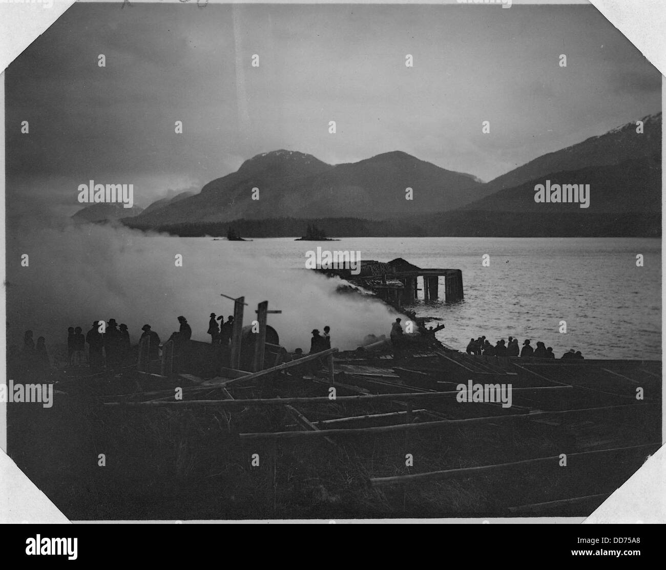 L'incendio della cannery di William Duncan è catturato in questa immagine. L'incendio rappresenta probabilmente una perdita significativa per l'azienda e i suoi lavoratori, evidenziando i rischi associati alle operazioni industriali e la vulnerabilità di tali strutture agli incidenti. Foto Stock L'incendio della cannery di William Duncan è catturato in questa immagine. L'incendio rappresenta probabilmente una perdita significativa per l'azienda e i suoi lavoratori, evidenziando i rischi associati alle operazioni industriali e la vulnerabilità di tali strutture agli incidenti. Foto Stock
