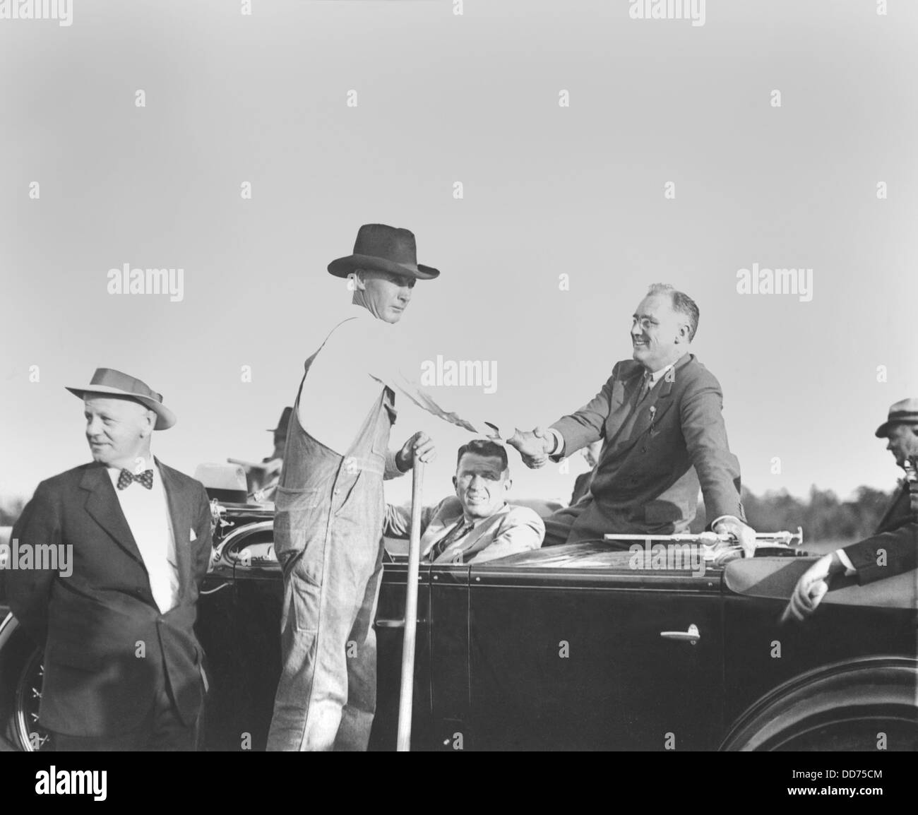 Franklin Roosevelt di campagna elettorale in Georgia, Ott, 23, 1932. Egli stringe la mano del contadino C.M. Camp. (BSLOC 2013 7 1) Foto Stock