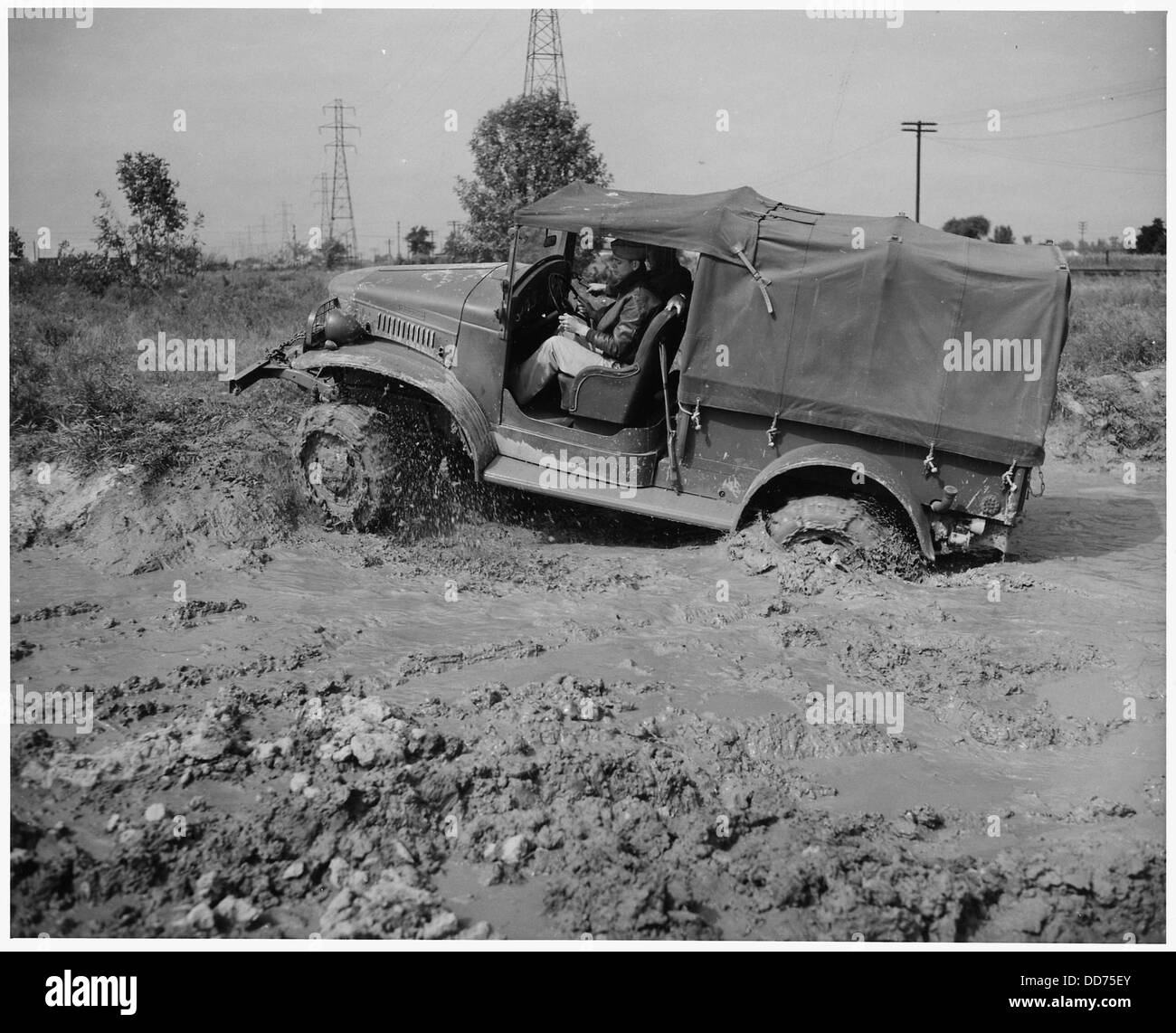 Un camion dell'esercito è bloccato nel fango, illustrando le sfide affrontate dai veicoli militari su terreni difficili durante le operazioni. Foto Stock