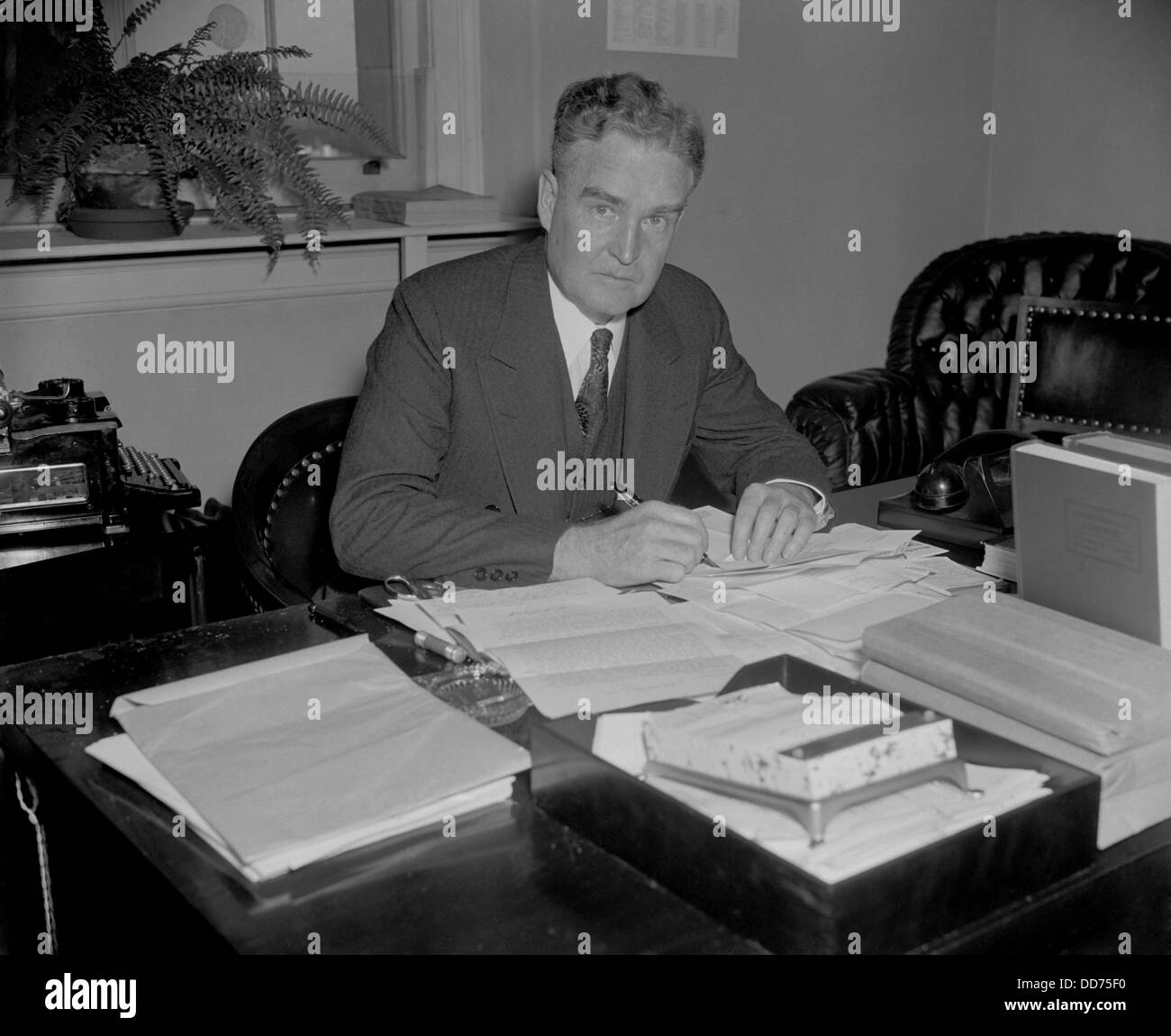 Bruce Barton presso la sua scrivania, possibilmente quando la adman e autore servita nel Congresso da 1937 a 1941. (BSLOC 2013 7 116) Foto Stock