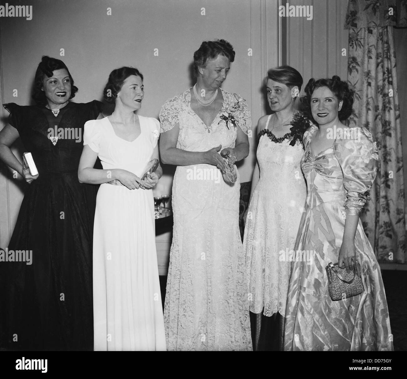 Eleanor Roosevelt e gli altri al Jamboree donne di spicco. A la donna della National Press Club sono L-R: Rosa Ponselle, la sig.ra Foto Stock