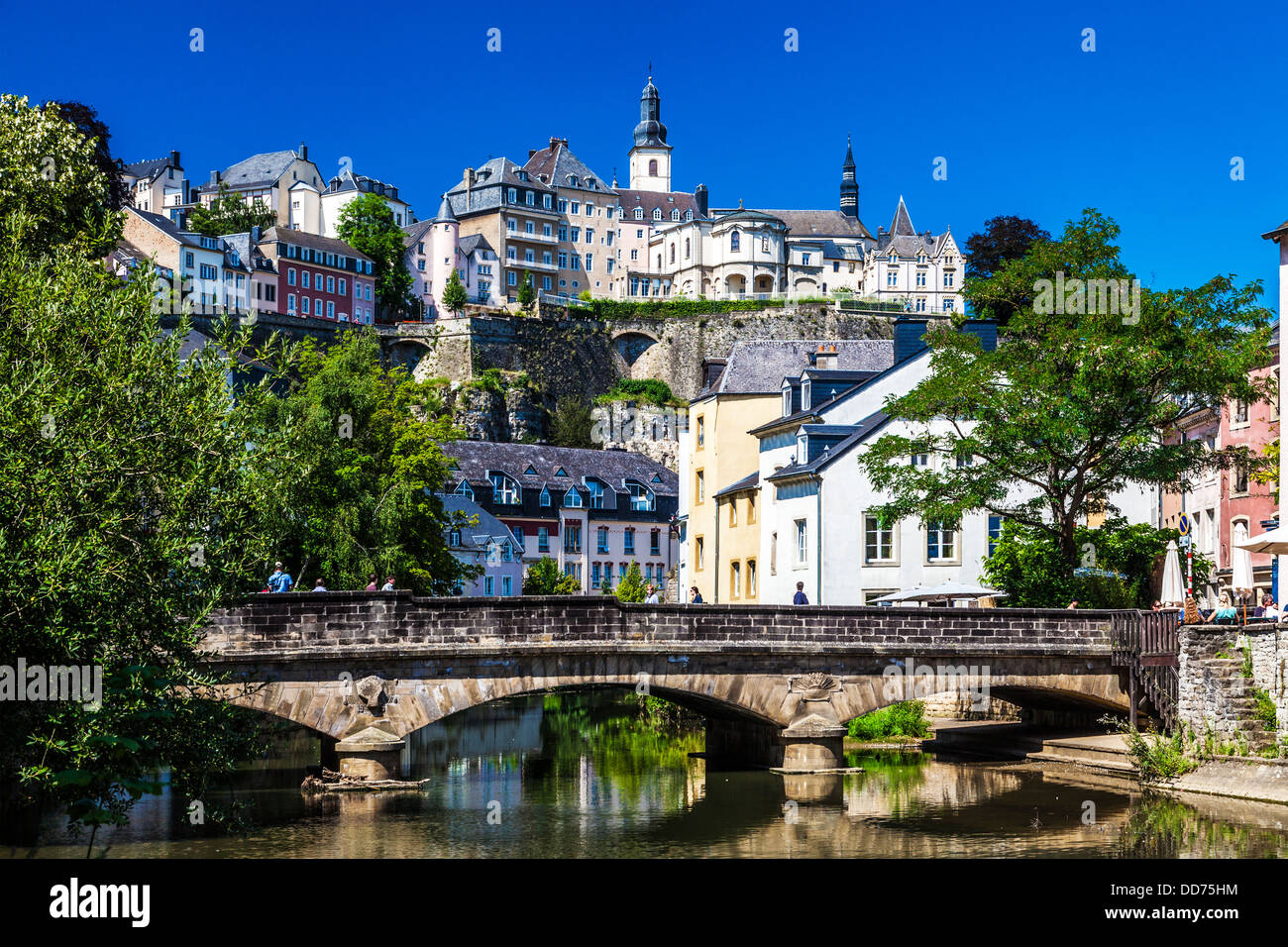 Vista verso la medievale Ville Haute dal fiume Alzette nel Grund distretto della città di Lussemburgo. Foto Stock