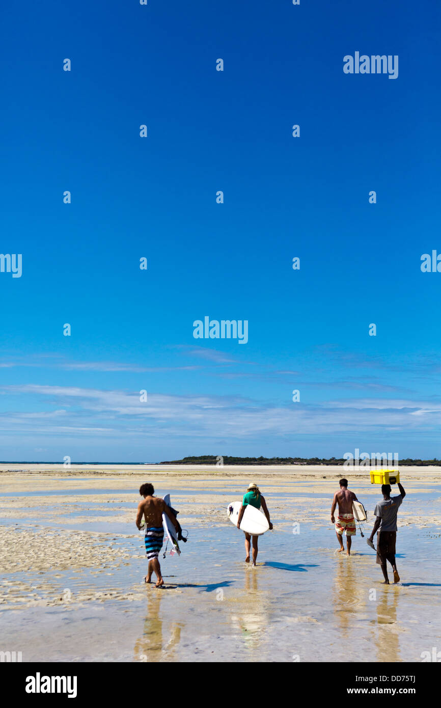 Mozambico, Nampula Provincia, surfisti a bassa marea. Foto Stock