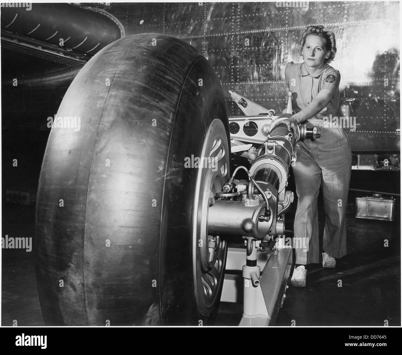 Questa fotografia mostra un carrello di atterraggio posizionato per l'assemblaggio su un bombardiere B-25, un aereo chiave utilizzato durante la seconda guerra mondiale. L'immagine cattura le fasi finali del processo di assemblaggio dell'aereo. Foto Stock