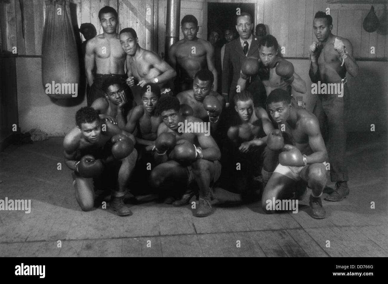 CCC Boxing team di Company 2603, Danville, Illinois, 1936-39. Essi sono stati in un segregato americano africano conservazione civile Foto Stock