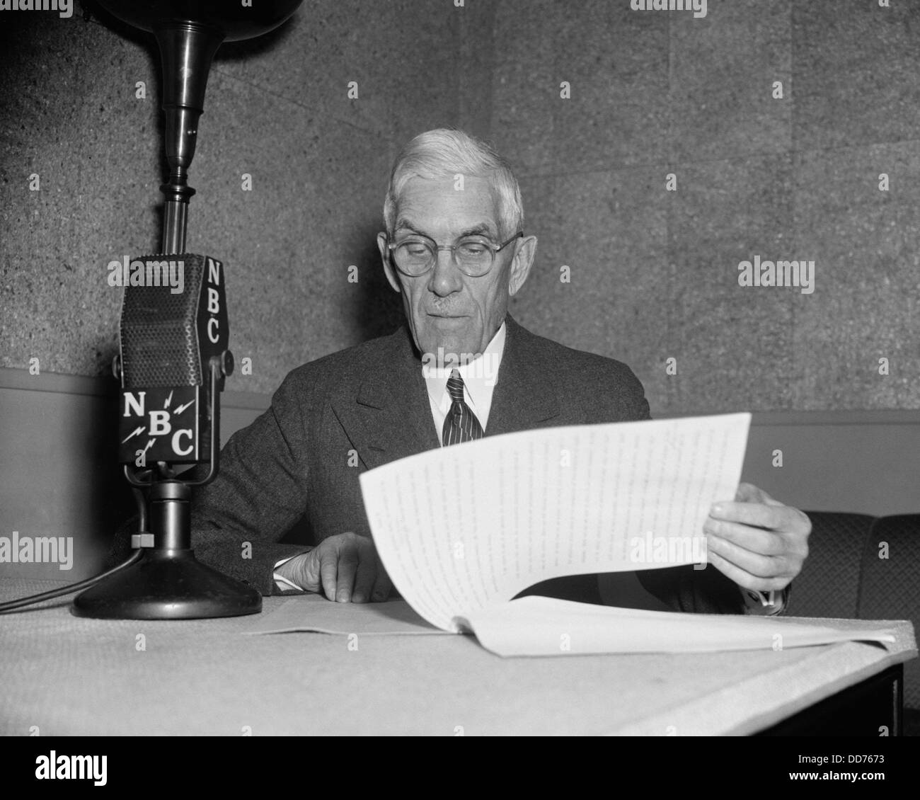 Francesco Townsend a microfoni NBC, ca. 1939. Dopo il 1935 in materia di sicurezza sociale è stata passata, Townsend ha invitato per una più generosa Foto Stock