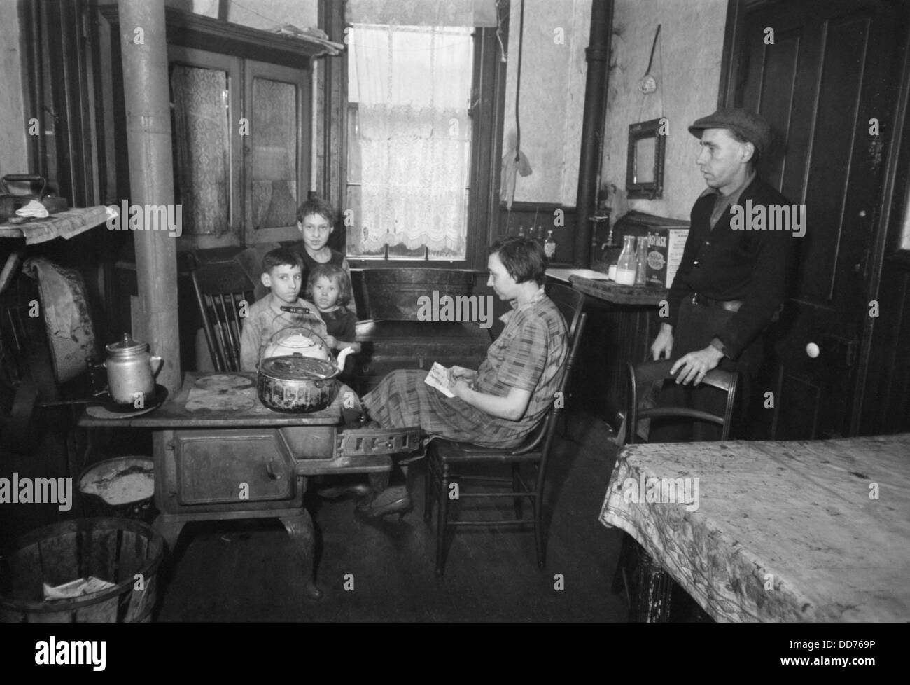 Famiglia nei loro tenement cucina, Hamilton Co., Ohio, dicembre 1935. Foto di Carl Mydans. (BSLOC 2013 8 10) Foto Stock