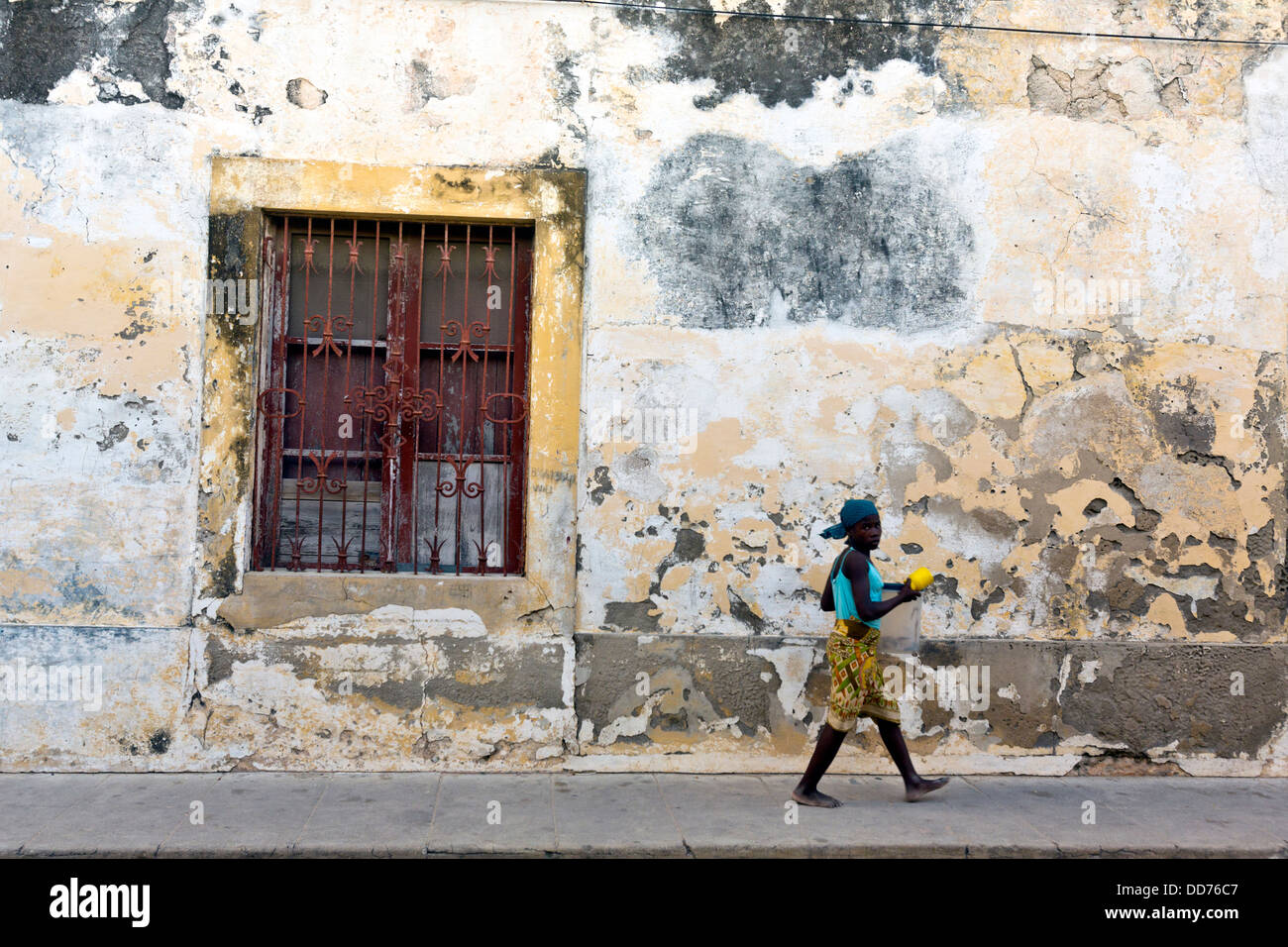 Mozambico, Nampula Provincia, la Ilha de Moçambique, donna a piedi nella città di pietra. Foto Stock