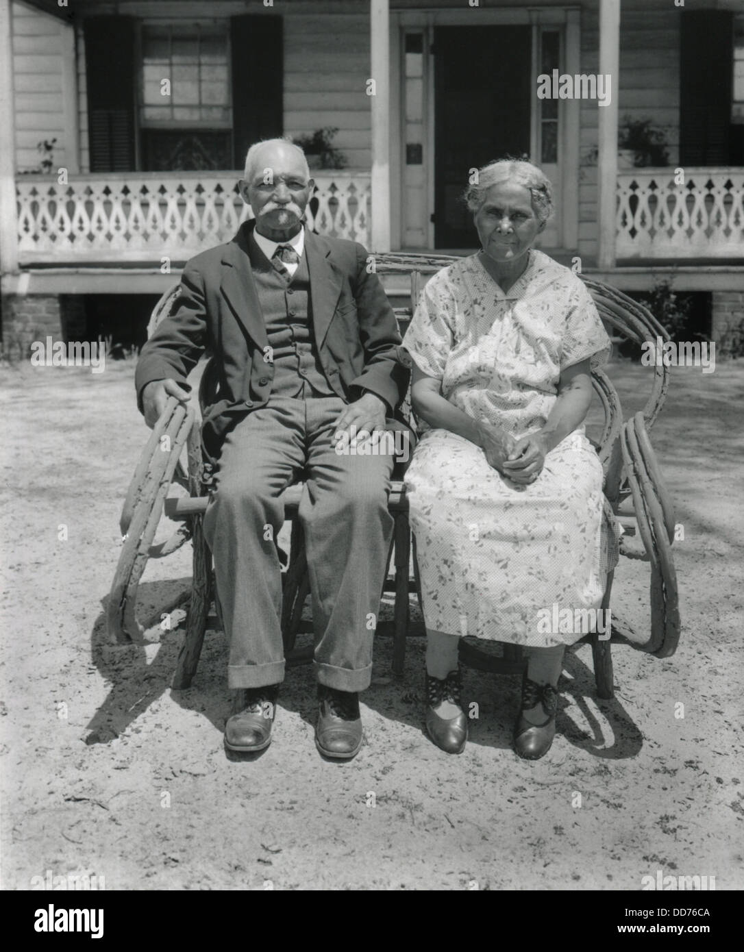 Prospero African American azienda giovane, Nansemond, Virginia, maggio 1932. Sono seduto di fronte a una casa ordinata con mai indossato Foto Stock