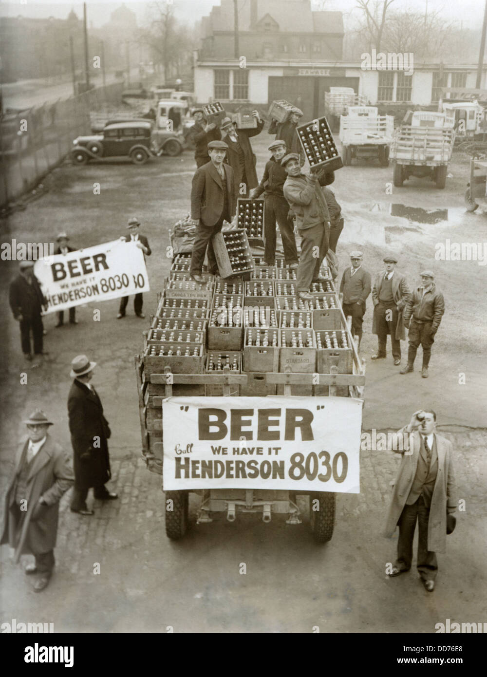 Erogazione di birra in Cleveland Ohio, il 6 aprile 1933, il giorno prima che divenisse legale per vendere 3.2 birra. (BSLOC 2013 8 145) Foto Stock