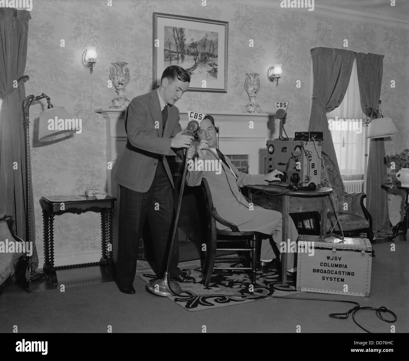 CBS ingegneri Radio test del mikes e controlli prima di una costa a costa di broadcast,1937. (BSLOC 2013 8 172) Foto Stock