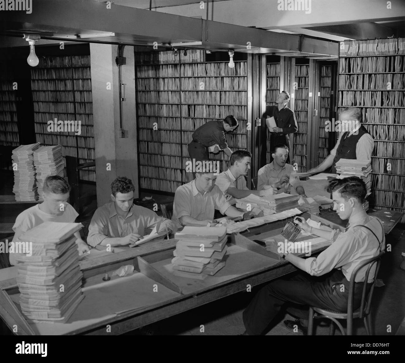 Lavoratori federale all'ufficio brevetti file room, dove i brevetti sono conservati in un file per uso pubblico. Febbraio 29, 1940. (BSLOC 2013 8 176) Foto Stock