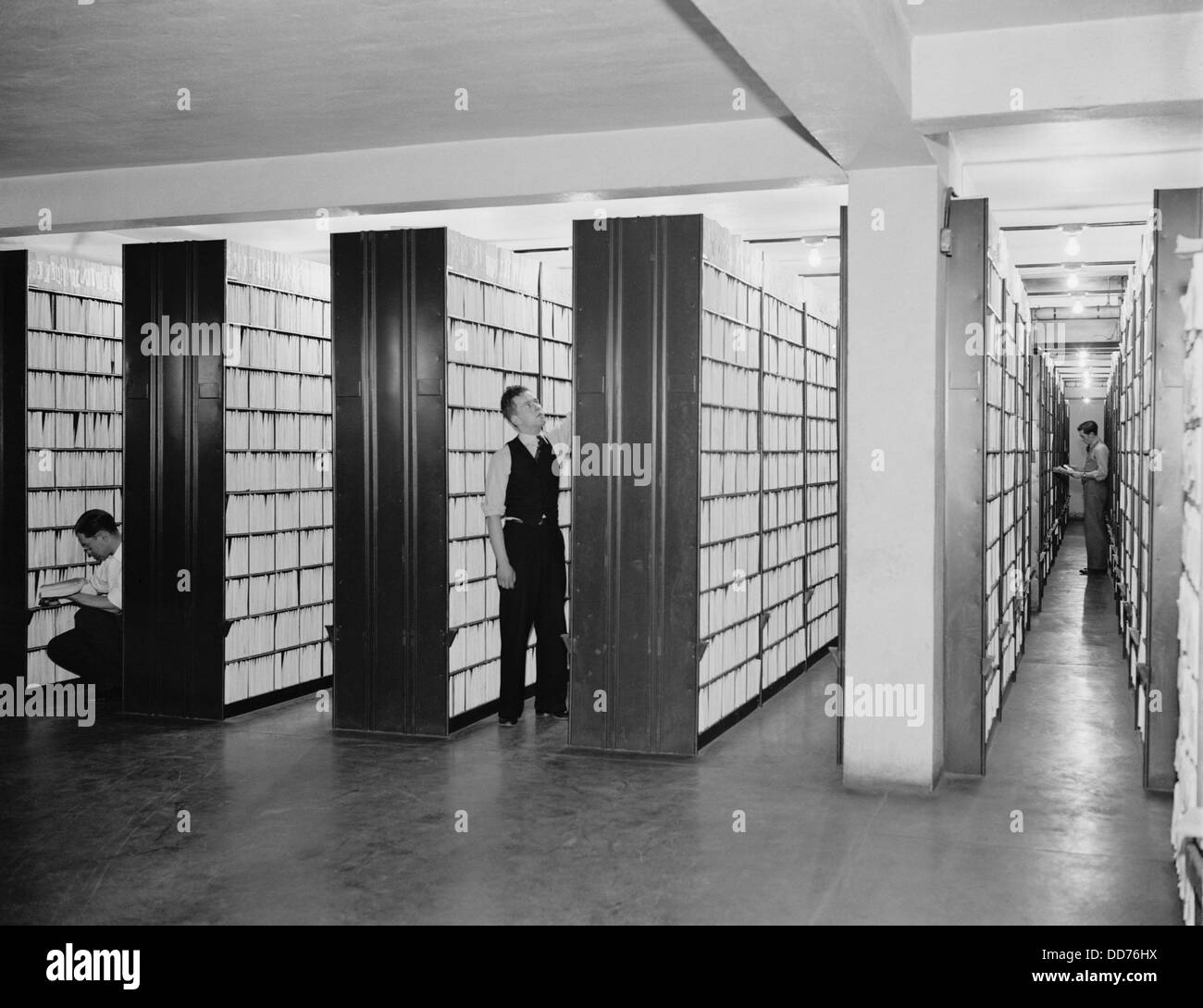 Lavoratori federale all'ufficio brevetti file room, dove i brevetti sono conservati in un file per uso pubblico. Febbraio 29, 1940. (BSLOC 2013 8 177) Foto Stock