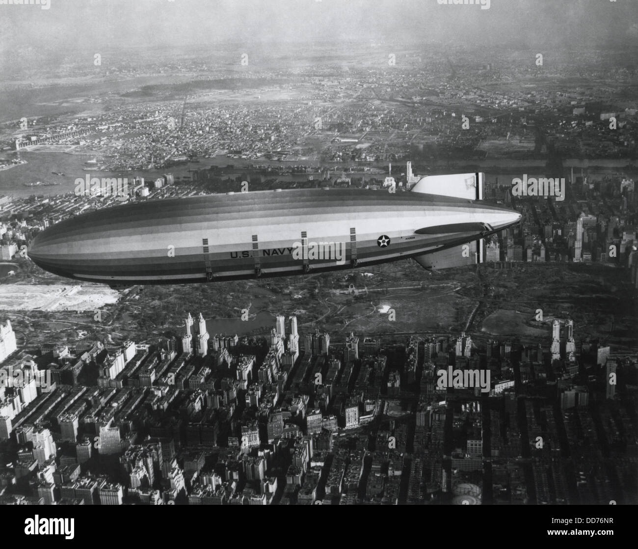 USS Akron in volo su New York City, CA. 1932. Akron, elio-riempito dirigibile rigido dell'U.S. La marina si è schiantato in un Foto Stock