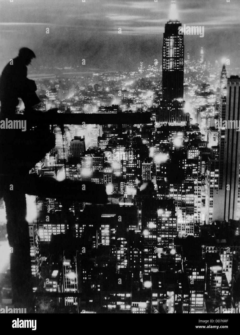 New York City di notte, vista verso sud con il Rockefeller Center e Empire State Building, 1930s. (BSLOC 2013 8 227) Foto Stock
