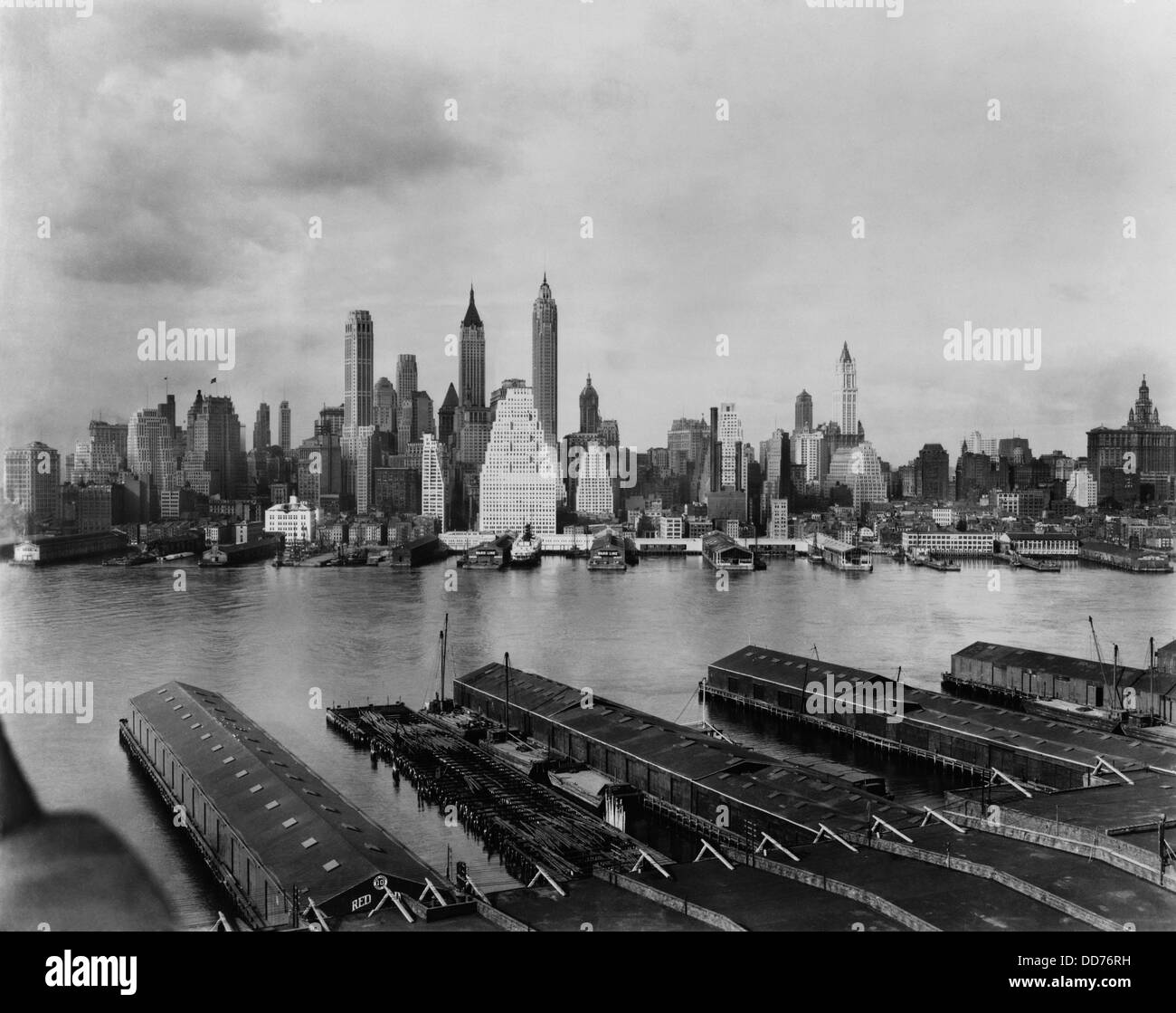 Il centro cittadino di New York skyline della città da Brooklyn, 1931. Le torri in Financial District includono il cantante edificio, demolita nel Foto Stock
