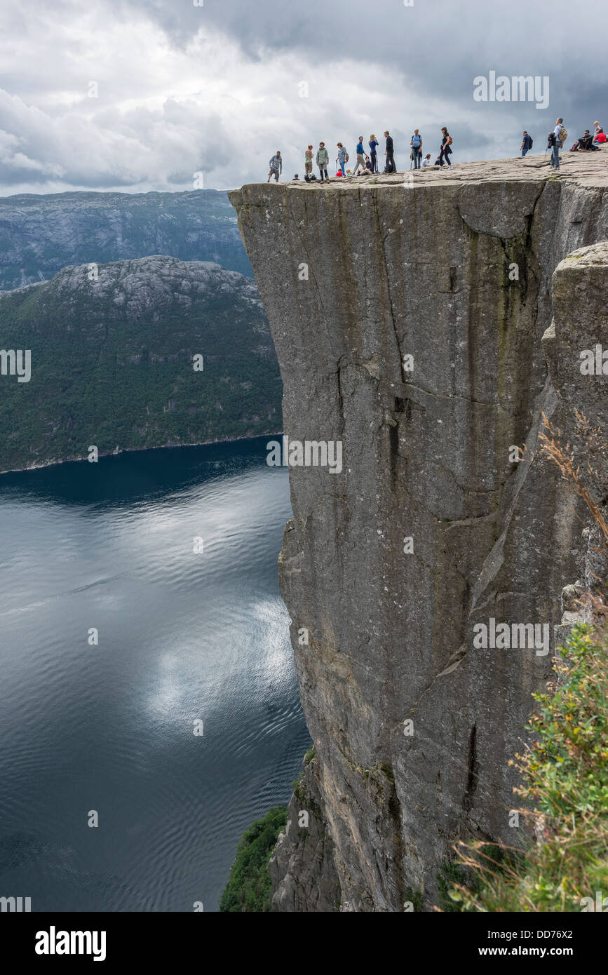 Norvegia, turistico a pulpito Rock Foto Stock