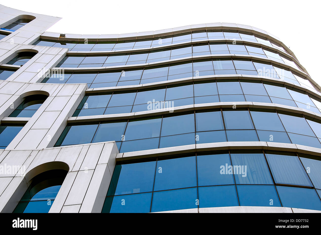 Ufficio aziendale edificio con grandi finestre di vetro Foto Stock