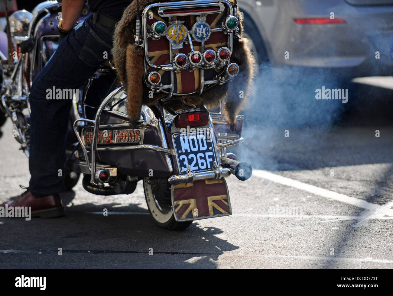 I fumi di scarico proveniente da uno scooter con MOD numero di targa causando inquinamento atmosferico nel traffico BRIGHTON REGNO UNITO Foto Stock