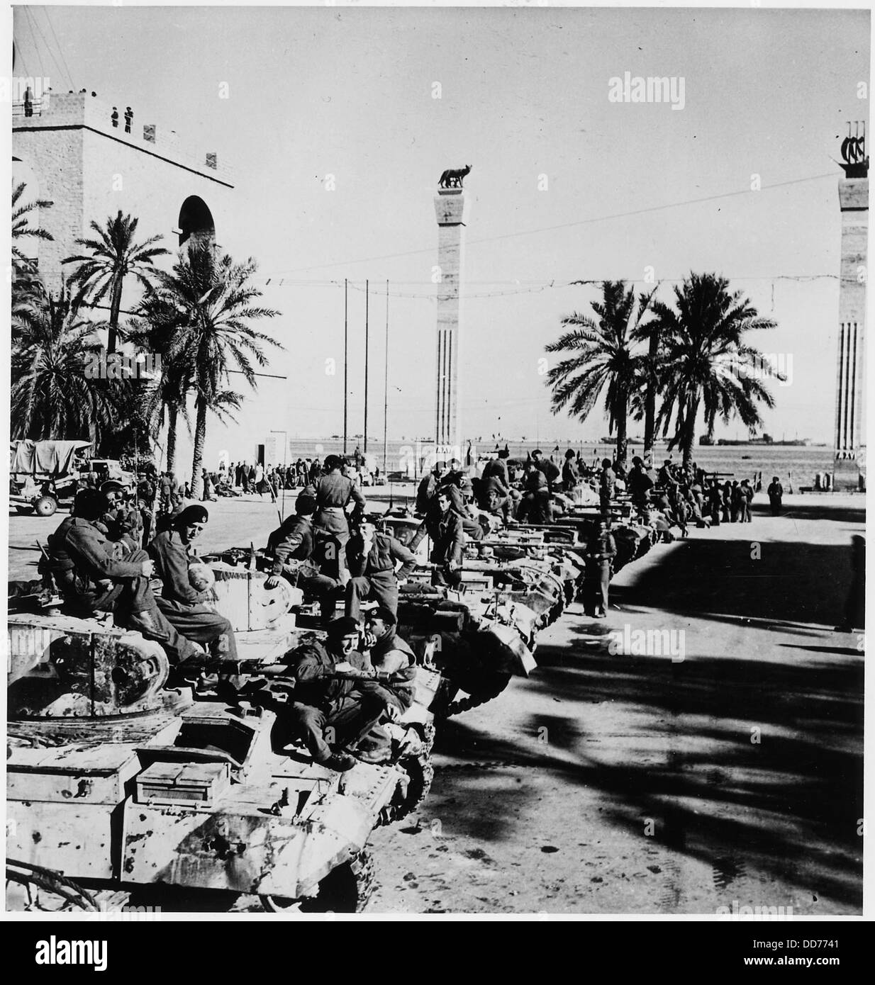 Carri inglesi e gli equipaggi linea fino a Tripoli Lungomare dopo la cattura della città. - - 196346 Foto Stock