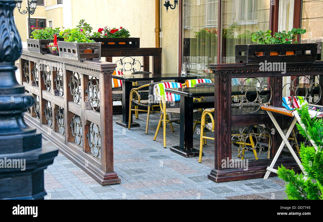 Il ristorante vuoto interno della terrazza del ristorante all'aria aperta Foto Stock