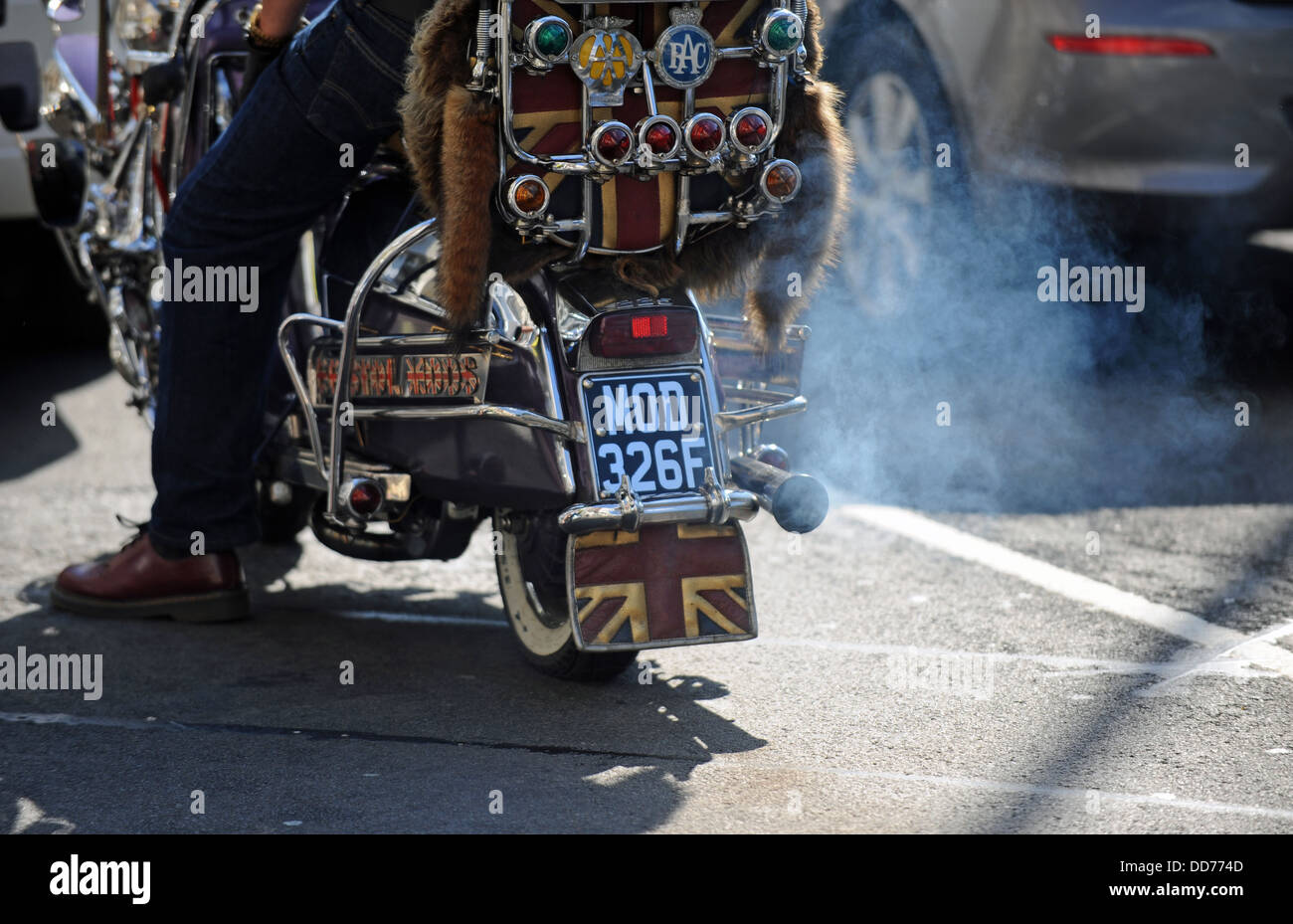 I fumi di scarico proveniente da uno scooter con MOD numero di targa causando inquinamento atmosferico nel traffico BRIGHTON REGNO UNITO Foto Stock