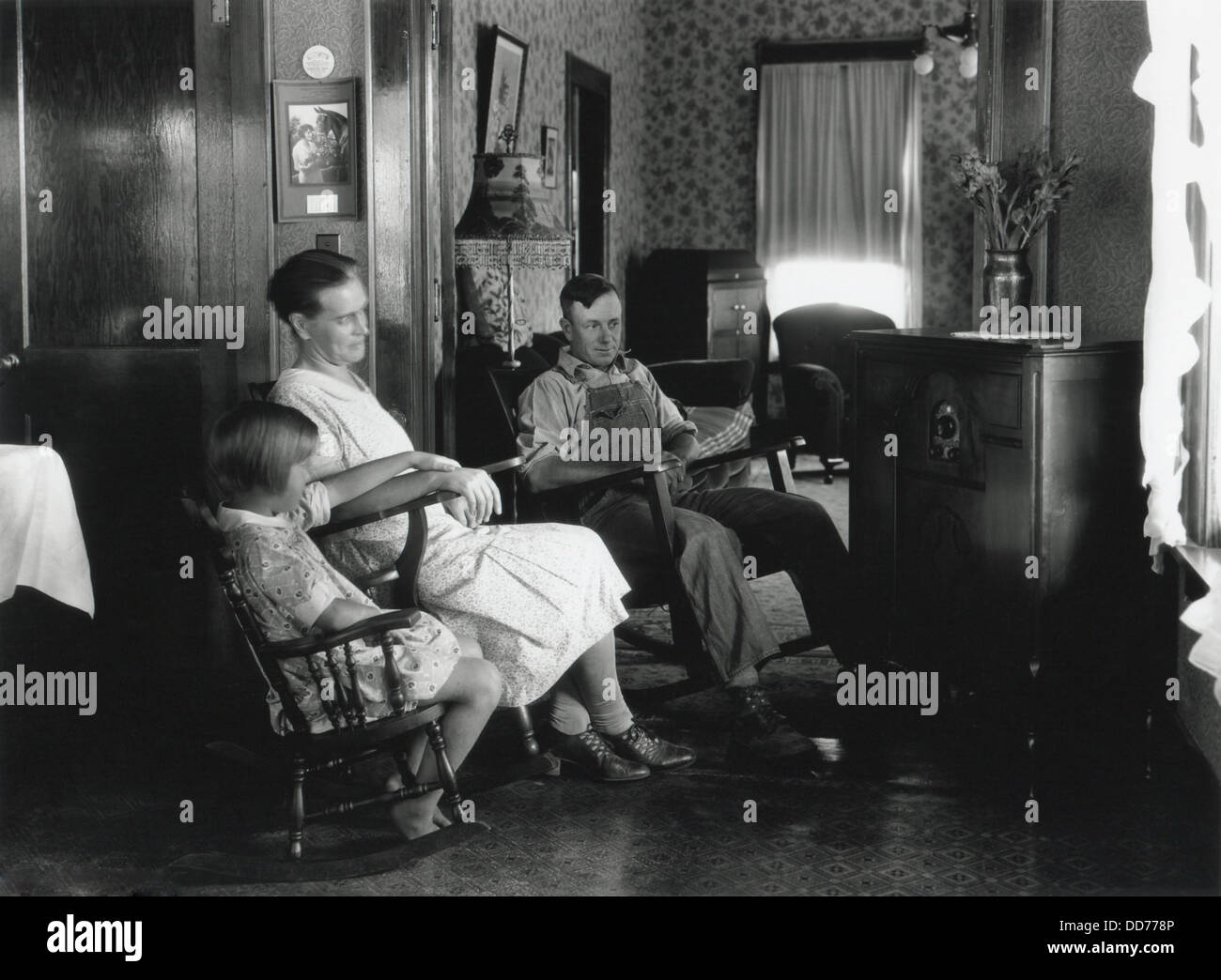 Azienda agricola di famiglia ascoltando la radio, Michigan, 15 agosto 1930. Foto di George Ackerman. (BSLOC 2013 8 85) Foto Stock