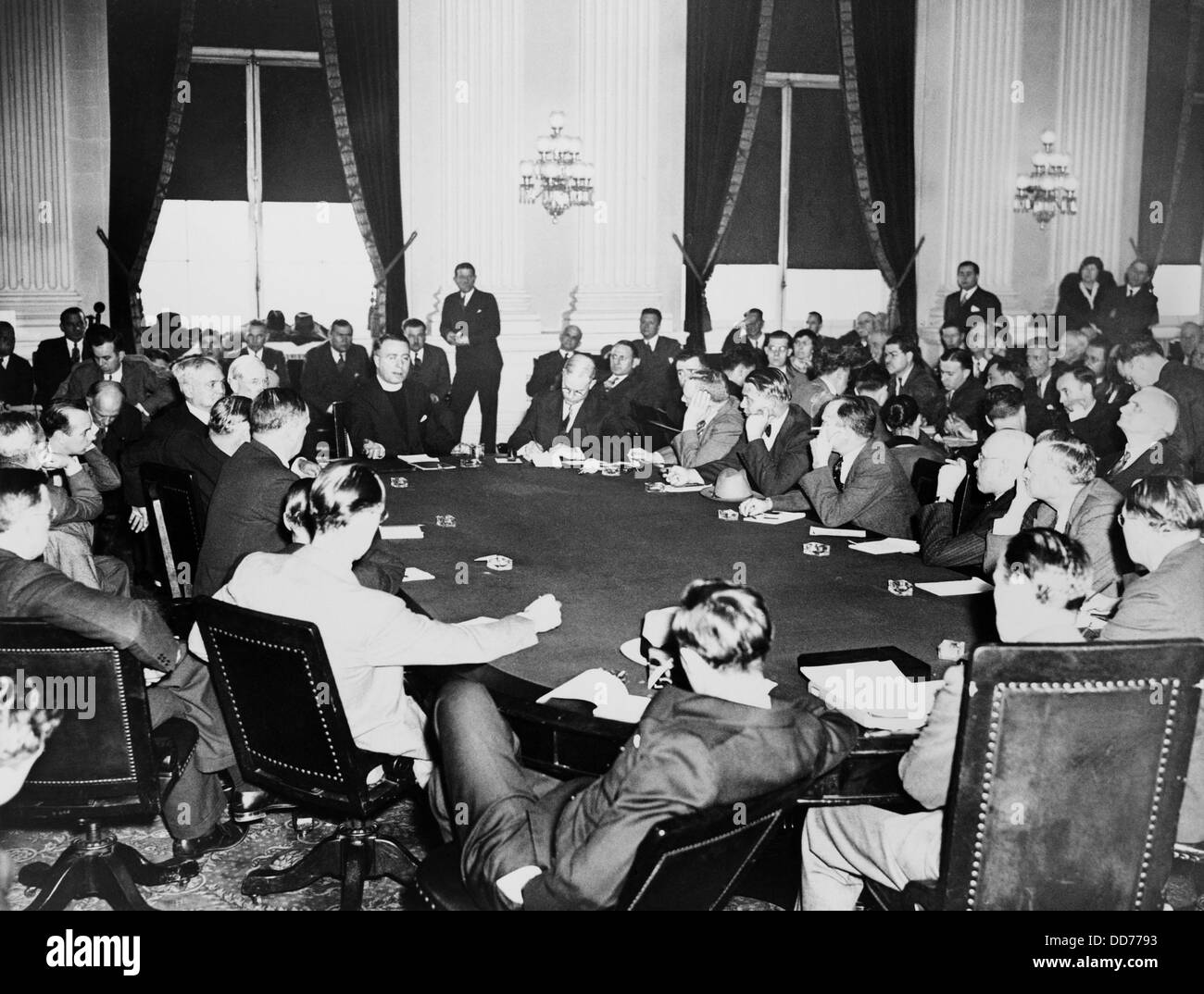 Padre Coughlin, radio sacerdote, testimoniando davanti alla casa del comitato di conio, 1934. Egli ha auspicato populista monetaria inflazionistica Foto Stock