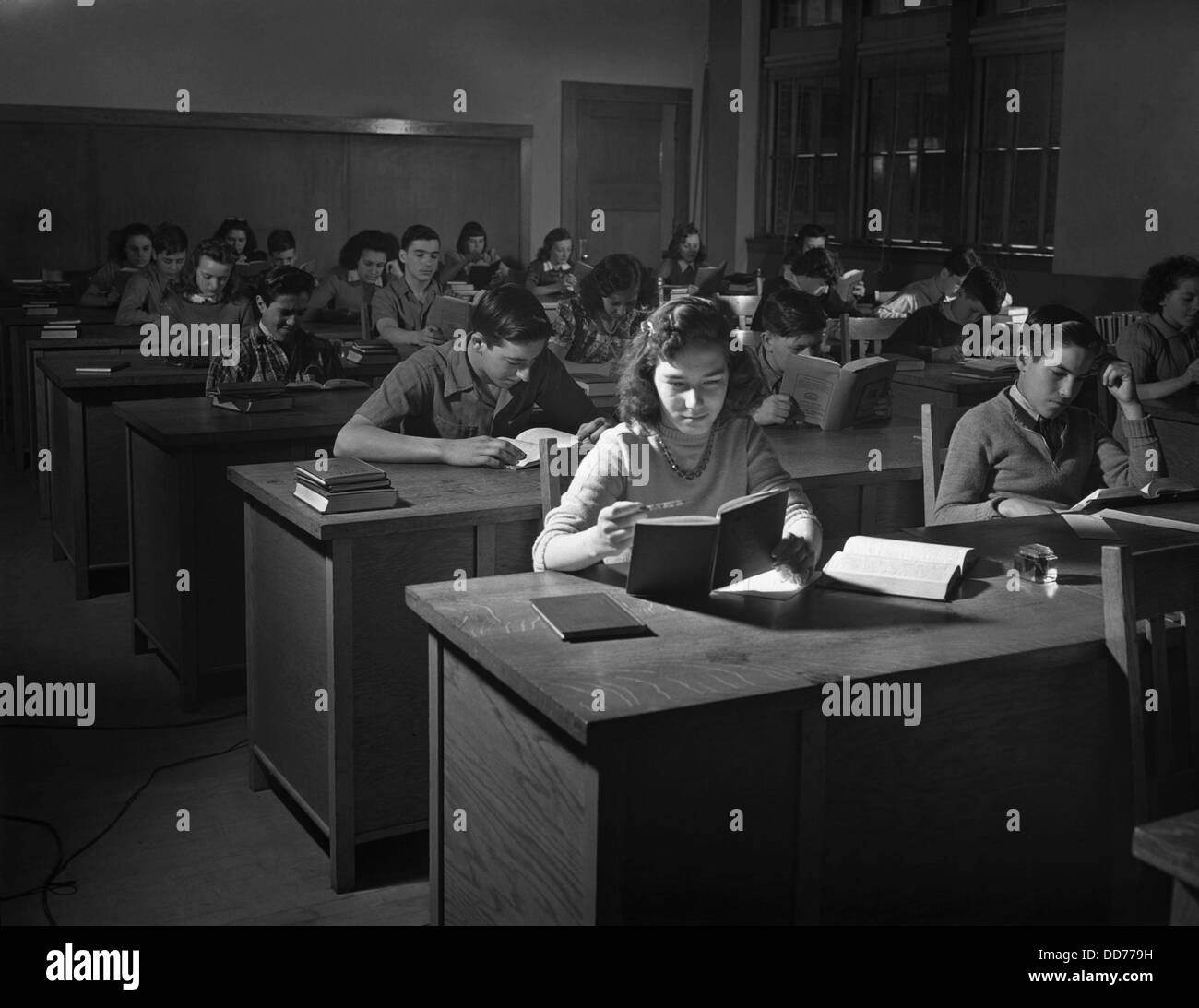 Gli studenti in una classe business in New Bedford, Massachusetts, aprile 1942. (BSLOC 2013 8 93) Foto Stock