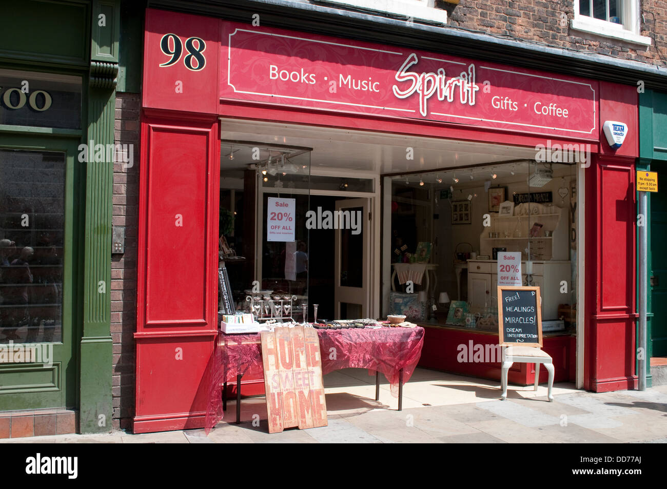 Il New Age shop "acquavite" pubblicizza, libera i miracoli di guarigione, Chester, Regno Unito Foto Stock