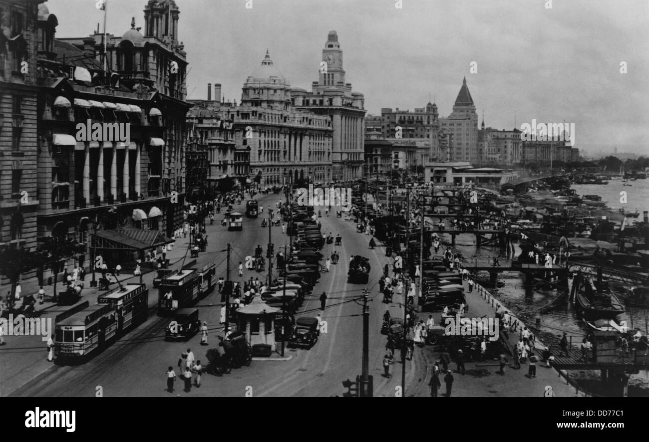 Shanghai in Cina nel mese di marzo 1936. Vista del Bund e il quartiere finanziario sul Fiume Huangpu waterfront. (BSLOC 2013 9 116) Foto Stock
