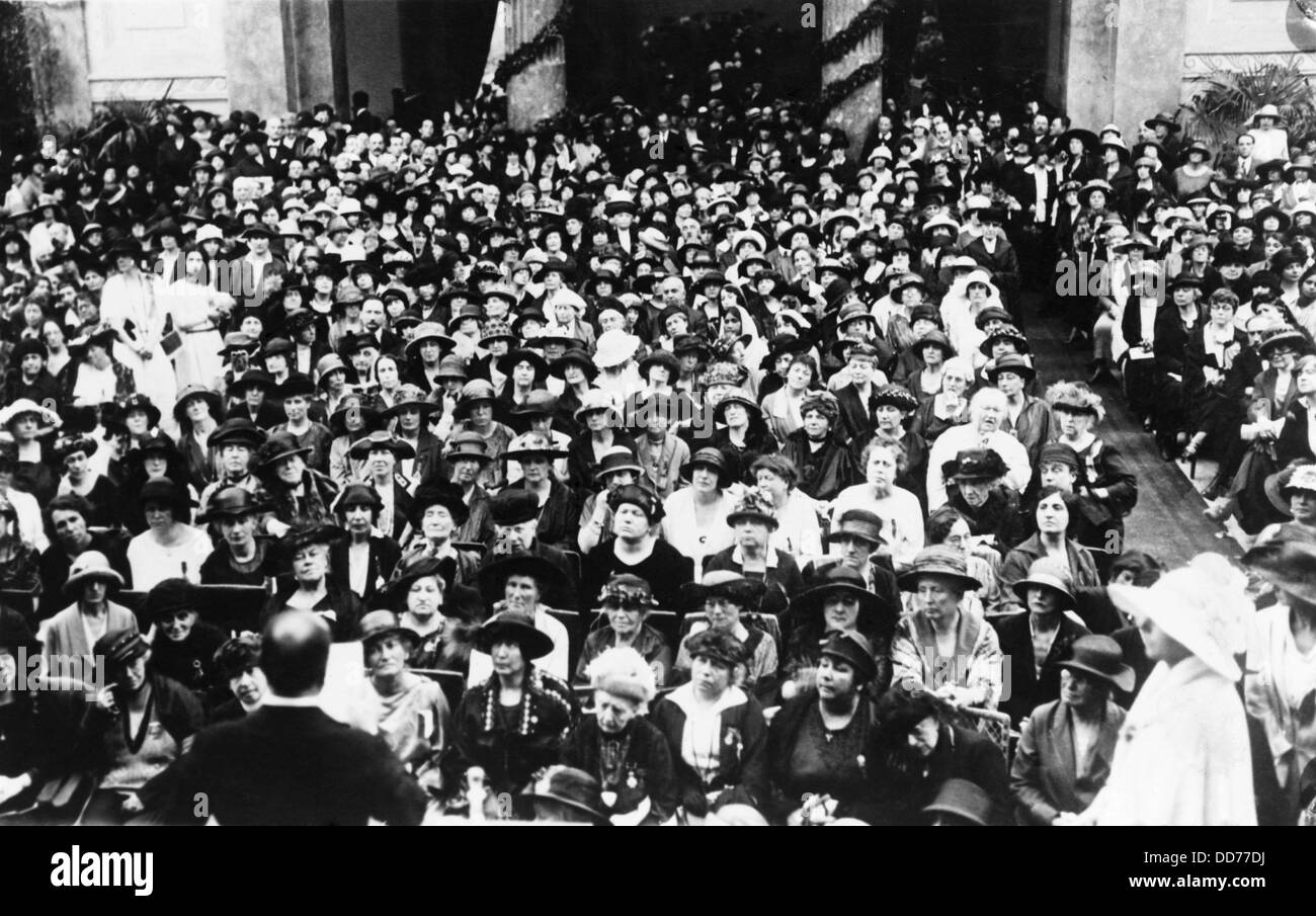 Premier Benito Mussolini dell Italia (indietro verso la telecamera) rivolgendosi alle donne. Al Congresso Internazionale dell'Alleanza per la Foto Stock