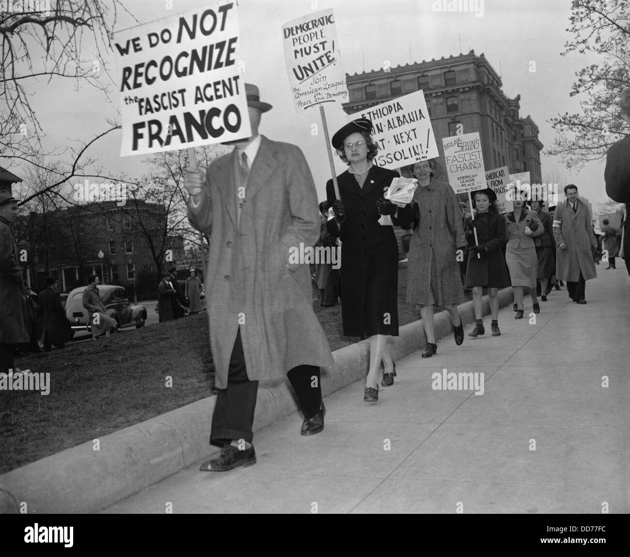 Ambasciata italiana picketed da pace-democrazia group, Aprile 8, 1939. Il gruppo ha protestato fascista e nazista di conquiste e Foto Stock