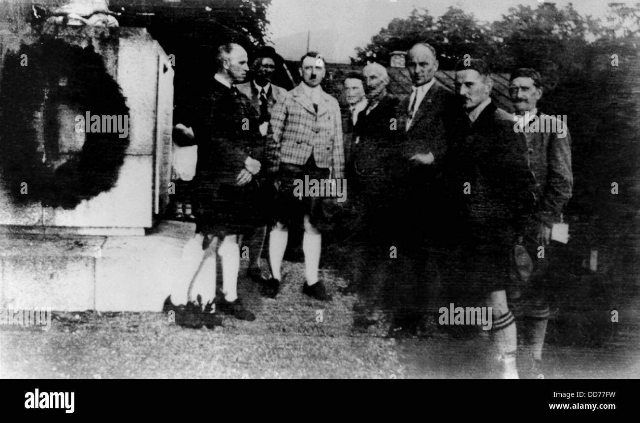 Adolf Hitler con sette uomini a inghirlandato monumento, ca. 1920. (BSLOC 2013 9 151) Foto Stock