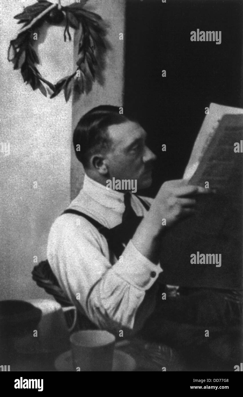 Adolf Hitler leggendo il giornale in prigione Landsberg, 1924. Egli ha servito nove mesi per il suo ruolo in un tentato un colpo di stato in Foto Stock