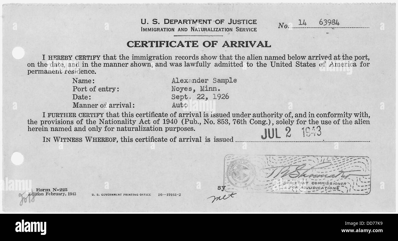 Il certificato di arrivo di Alexander Sample segna il suo arrivo in un centro di immigrazione, con le informazioni dettagliate sul suo arrivo come parte del processo di documentazione. Questo certificato è una registrazione formale nel sistema di immigrazione. Foto Stock