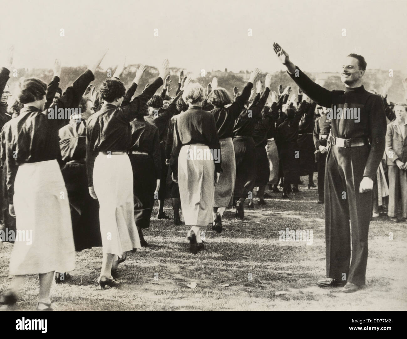 Sir Oswald Mosley in camicia nera Rally, Londra, Sett. 14, 1934. In qualità di leader dell' Unione Britannica dei Fascisti, egli prende salute Foto Stock