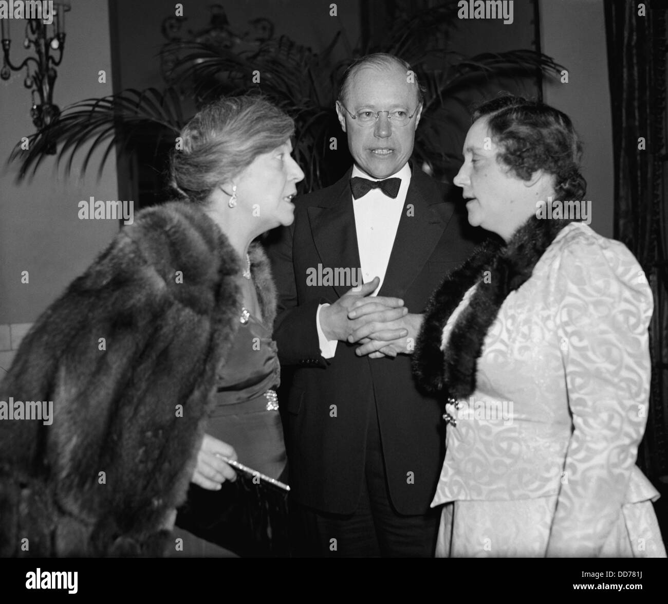 Alice Roosevelt Longworth con il senatore e la Sig.ra Robert Taft in un anno di elezioni GOP evento. Aspirante presidenziale Taft hosted Foto Stock