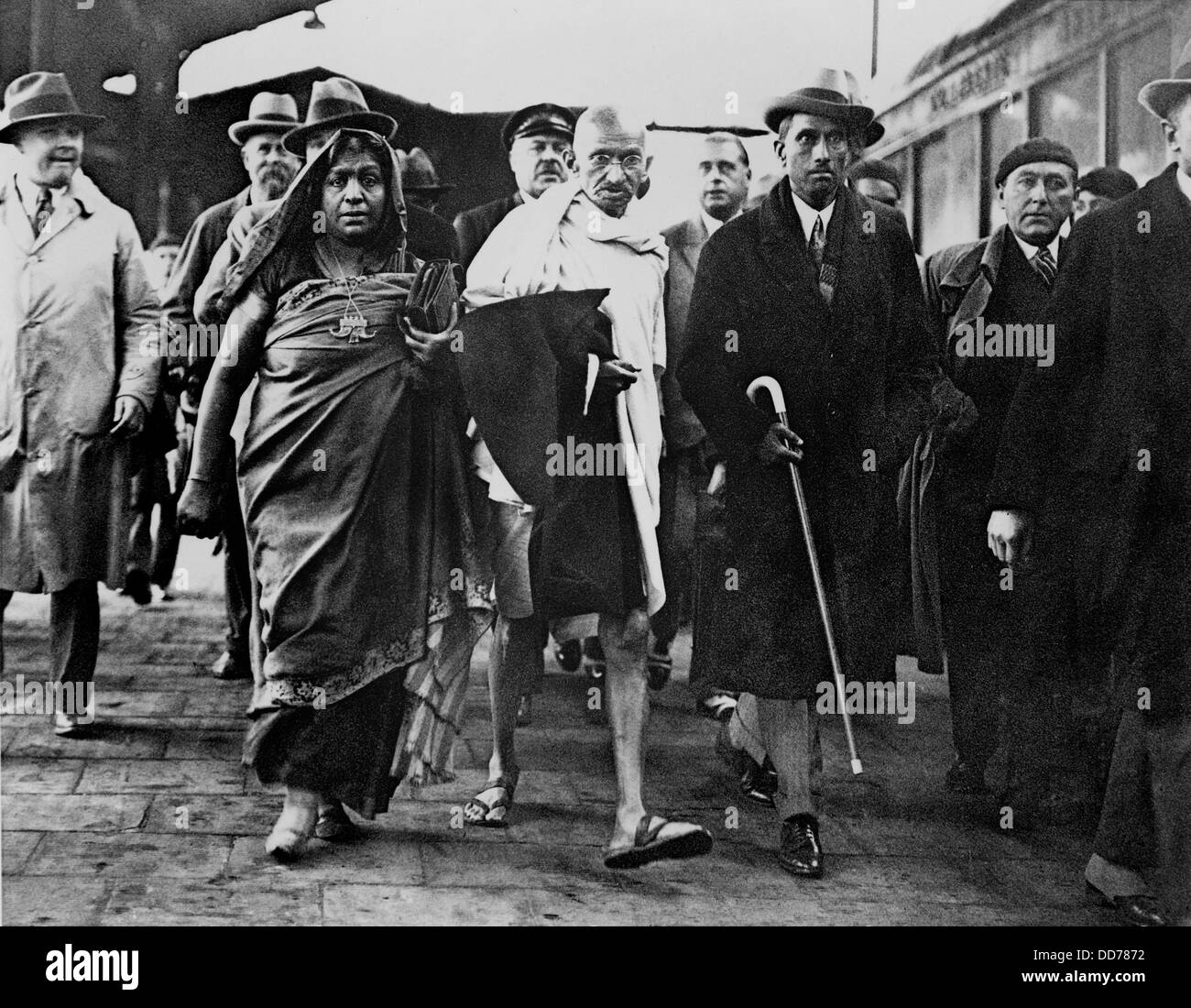 Il Mahatma Gandhi arrivando a Folkstone, U.K. per la Conferenza della Tavola Rotonda. A Gandhi è di destra è poeta indiano, Sarojini Naidu, Foto Stock