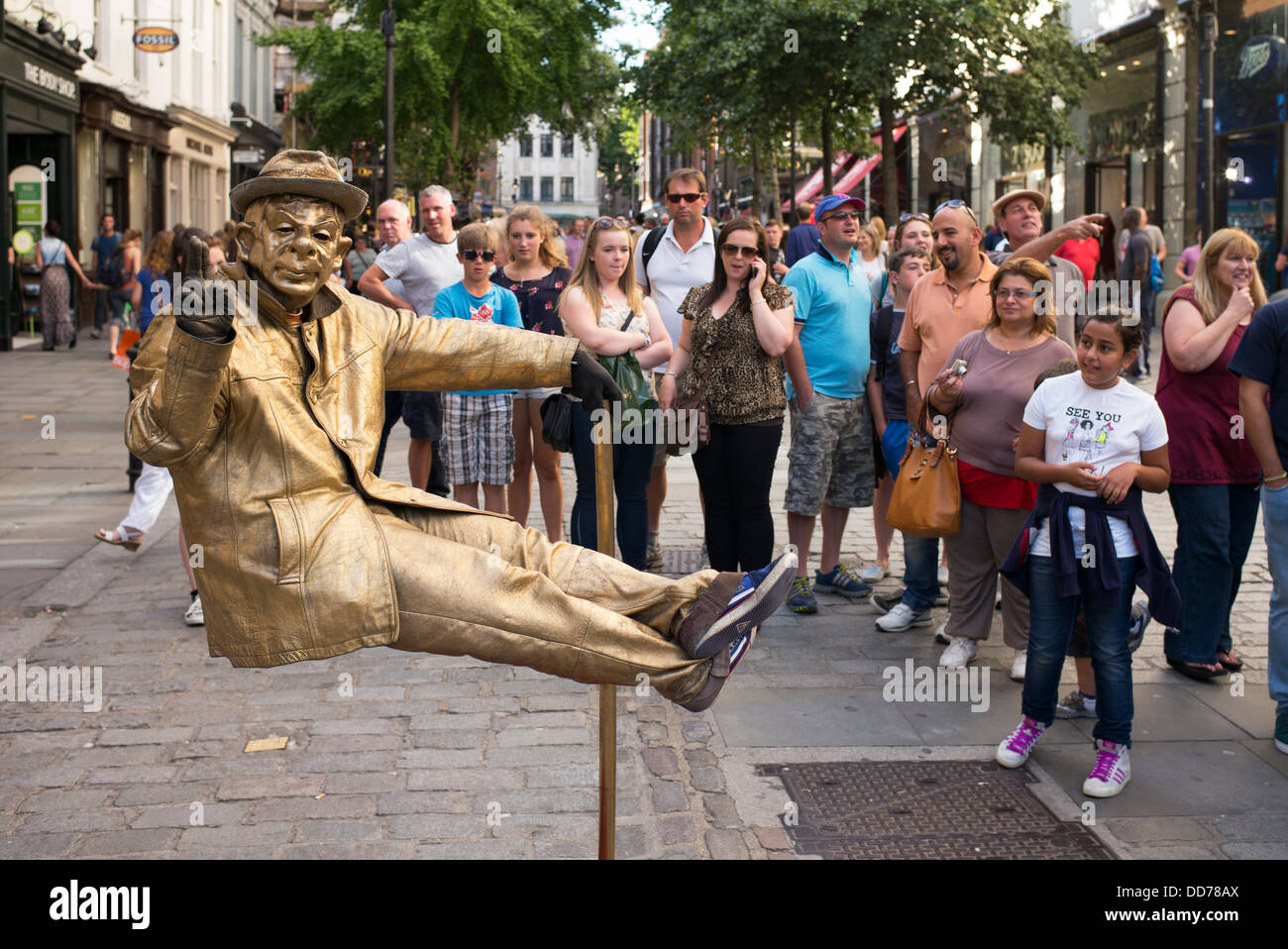 La levitazione Man. Street performer / Busker. Il Covent Garden. Londra Foto Stock