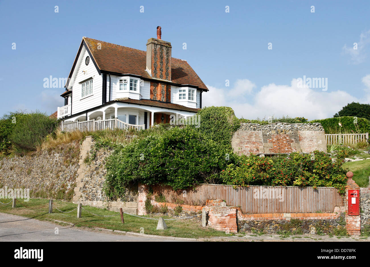 Un bianco tradizionale Shiplap Kent house. Questo uno si affaccia sulla baia di Oldstairs Kingsdown Foto Stock