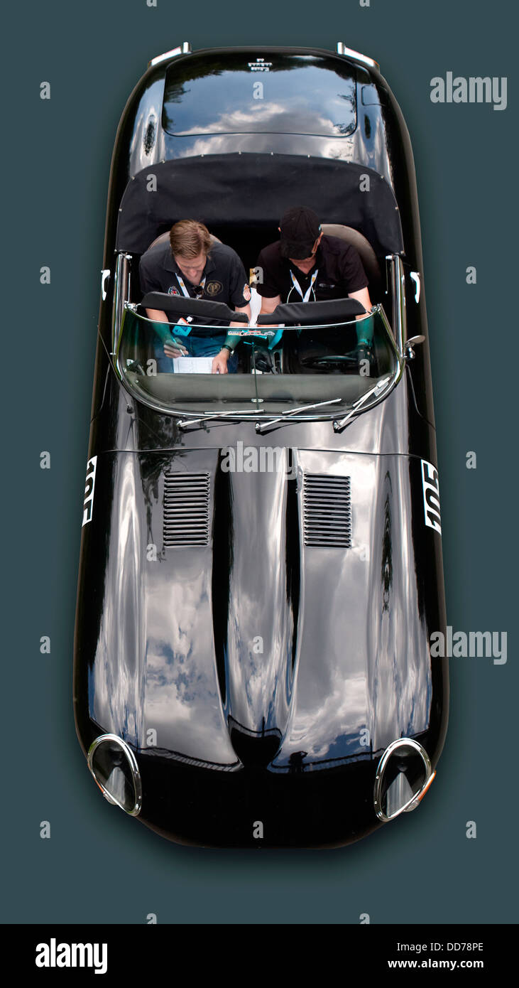 Germania, Hesse, uomini maturi in seduta Jaguar E-Type Foto Stock