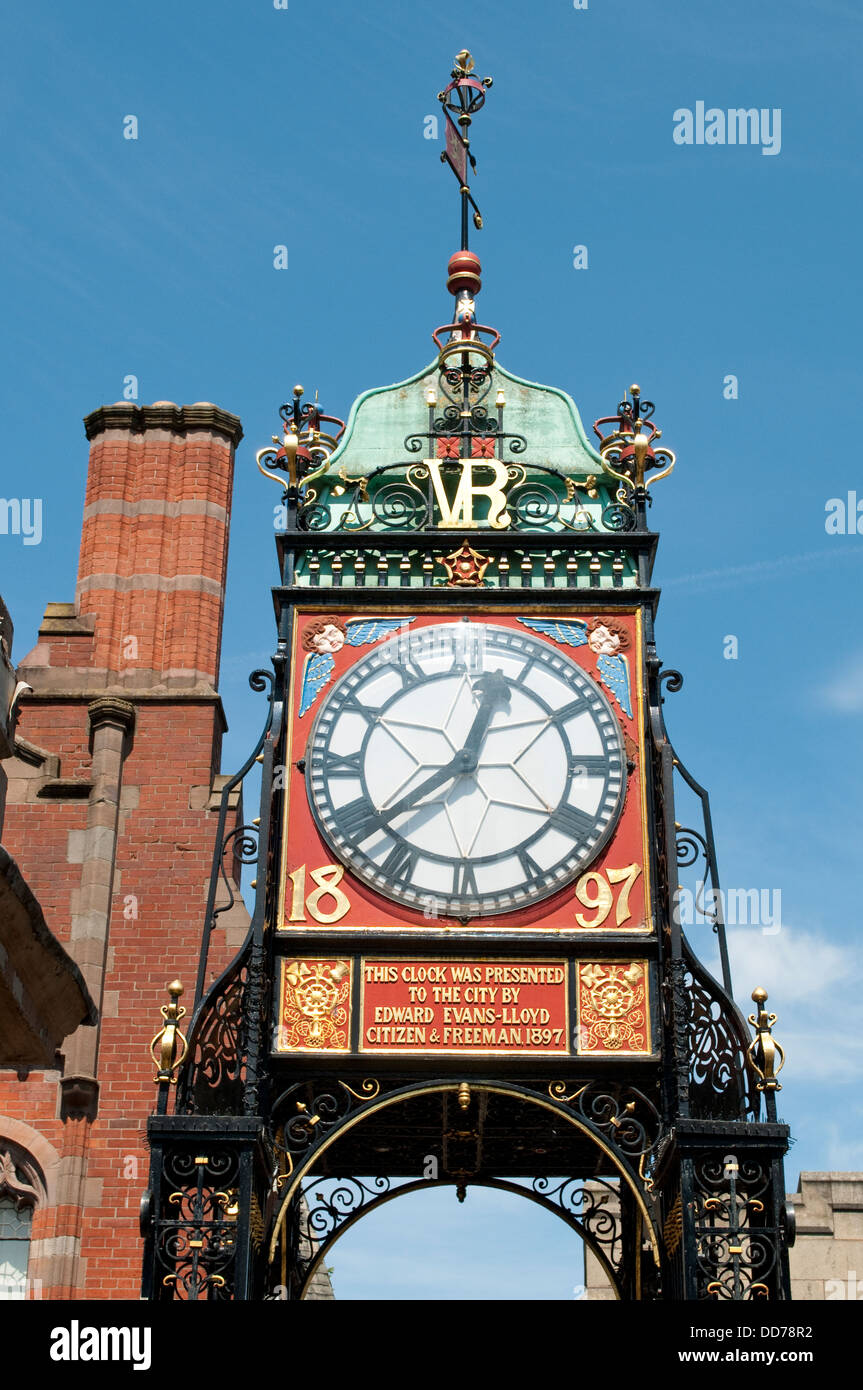 Orologio storico a porta est, le mura della città di Chester, Cheshire, Regno Unito Foto Stock