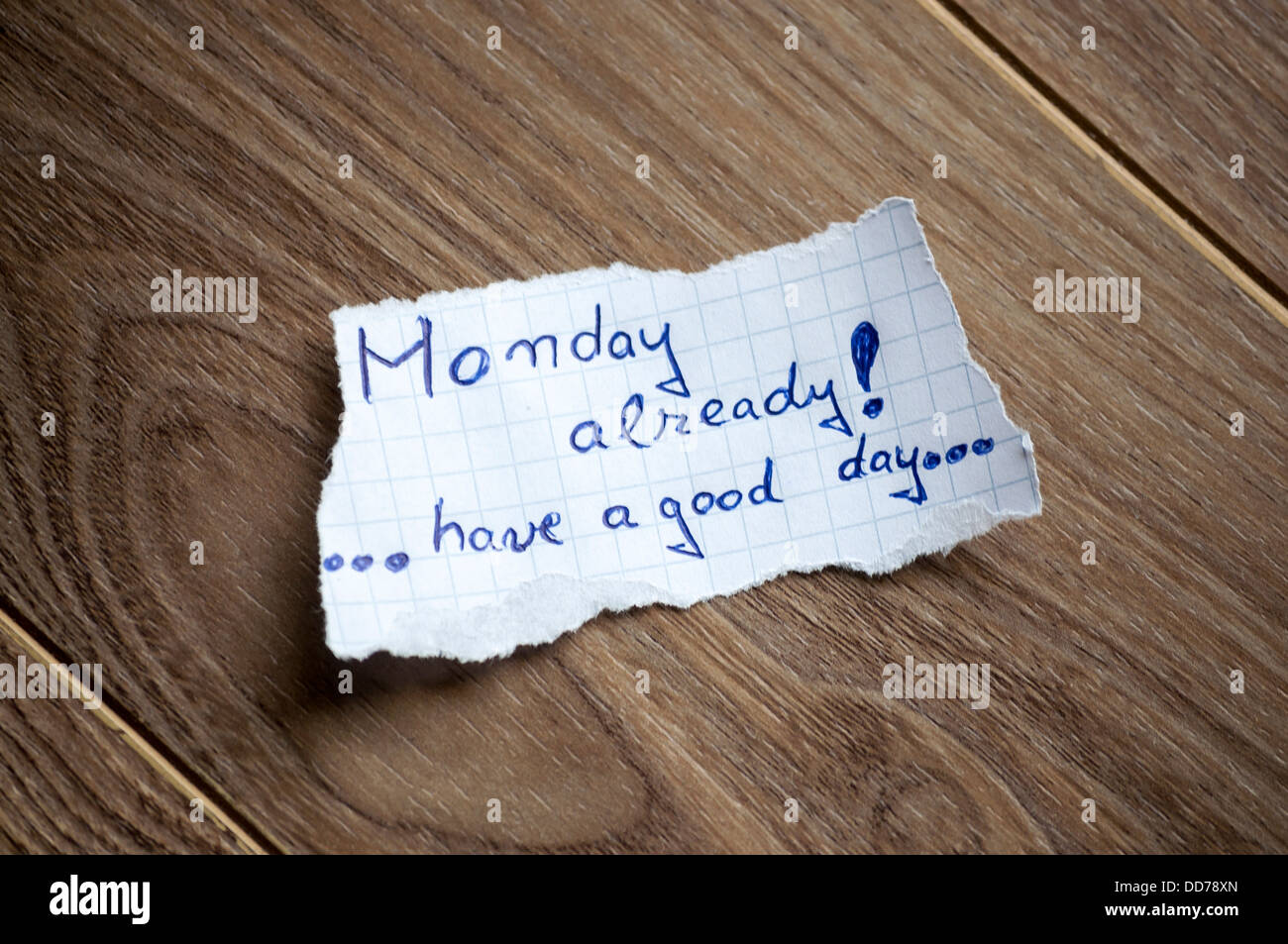 Lunedì già scritto sul pezzo di carta su un sfondo di legno. Foto Stock