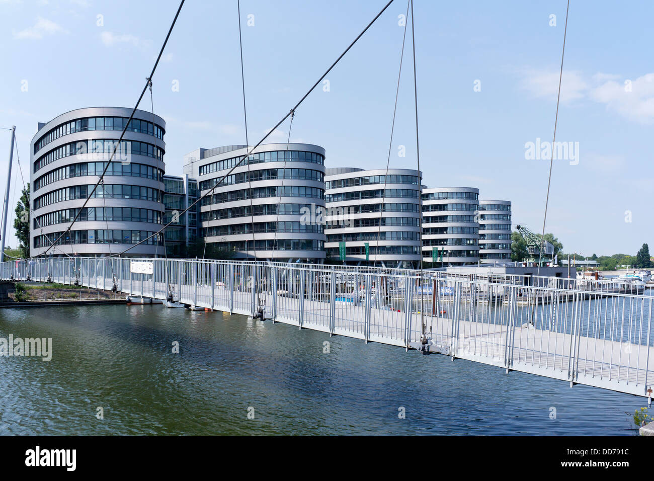 Germania, Norh Reno Westfalia, Duisburg, vista di cinque barche e un ponte pedonale Foto Stock