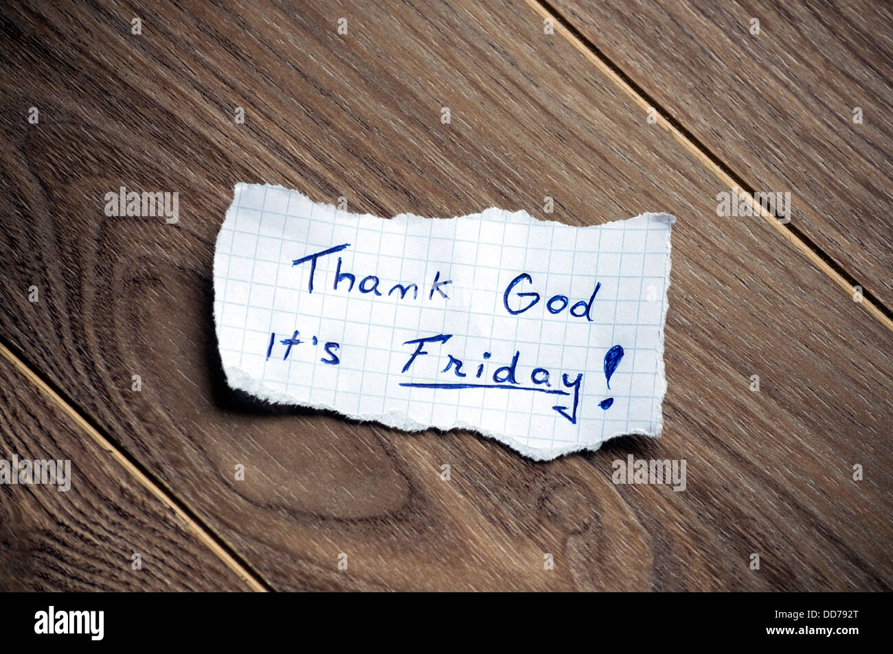 Venerdì messaggio scritto sul pezzo di carta su un sfondo di legno. Foto Stock