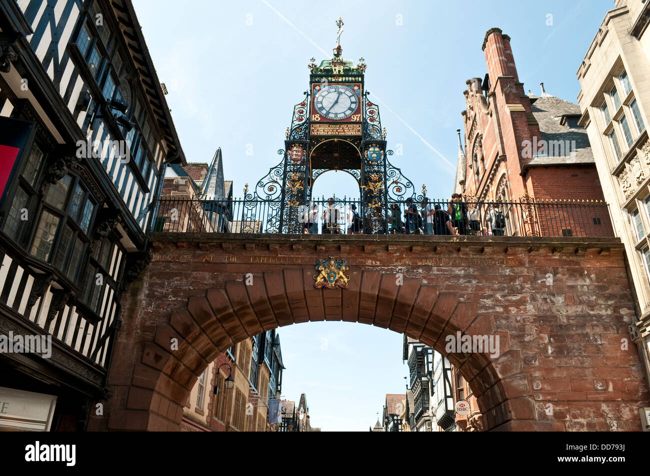 Porta est, le mura della città, oltre Foregate Street, Chester, Cheshire, Regno Unito Foto Stock