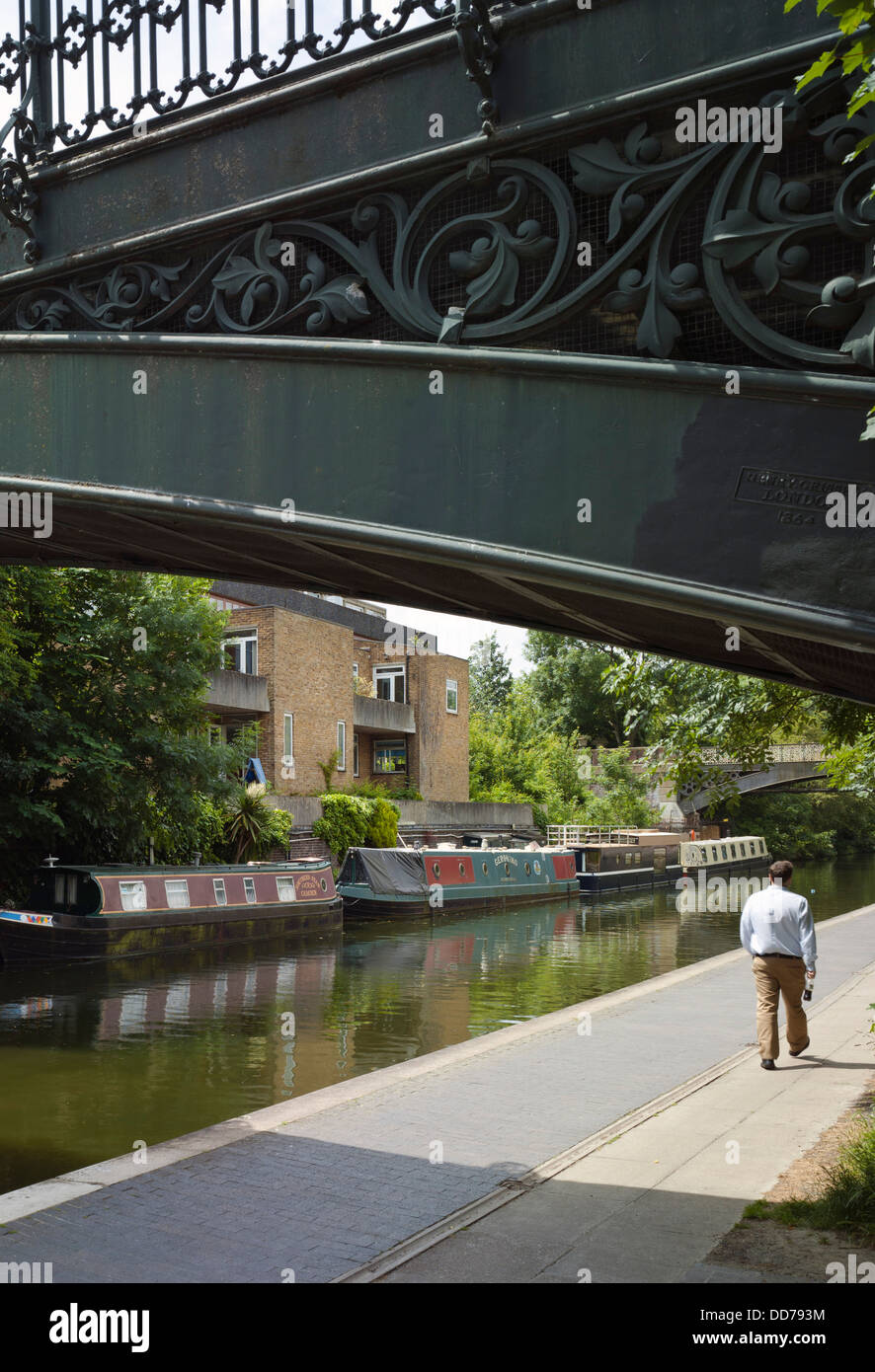 Narrowboat, Londra, Regno Unito. Architetto: Pete giovani, 2013. Vista della barca con altri sotto ampio ponte a piedi. Foto Stock