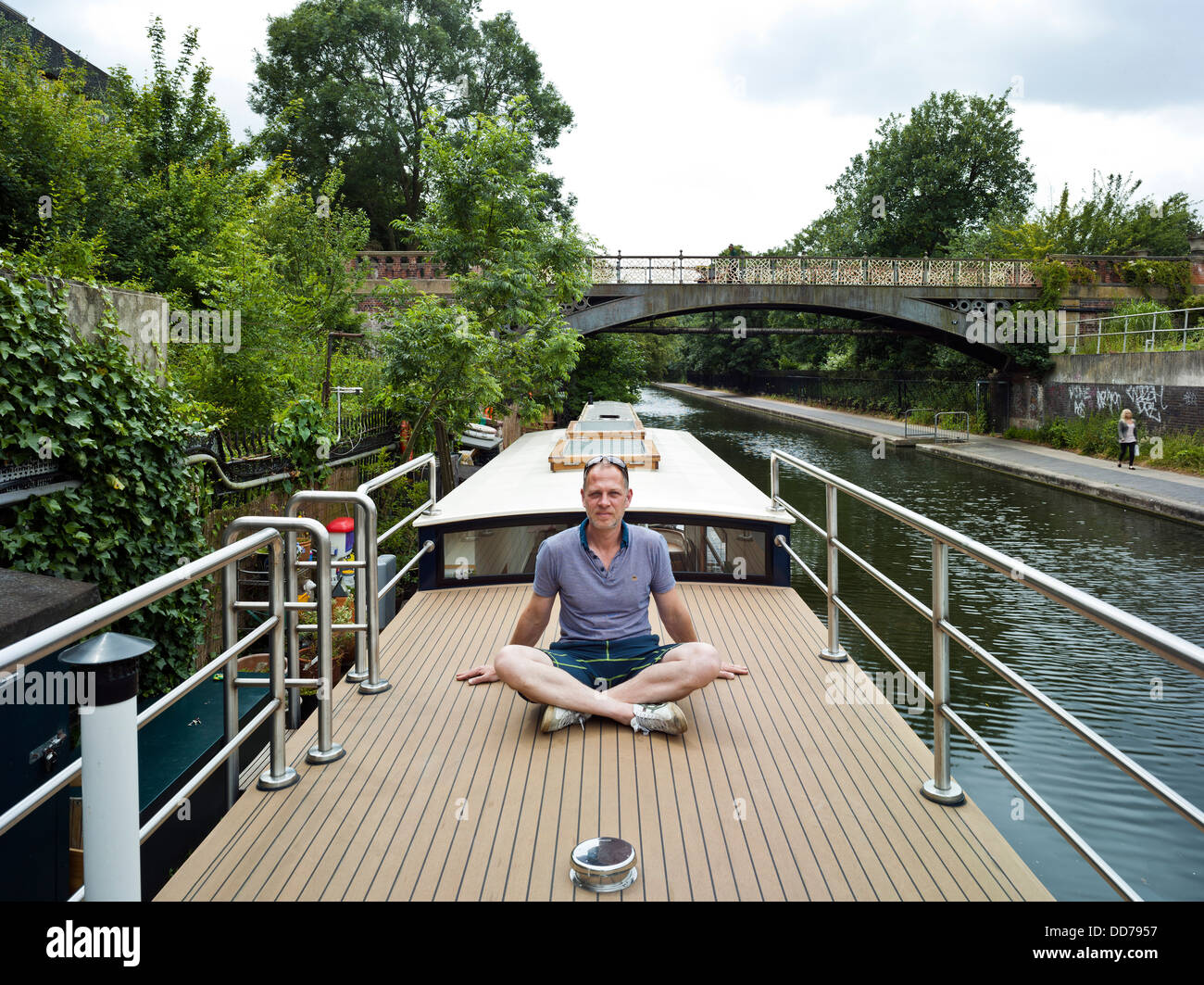 Narrowboat, Londra, Regno Unito. Architetto: Pete giovani, 2013. Pete giovani su sun deck. Foto Stock